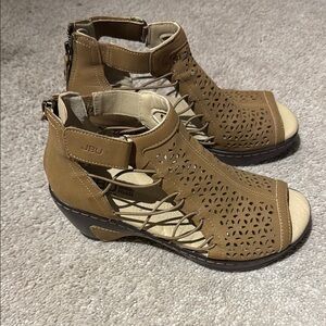 JBU Women's Tan Wedge Sandals